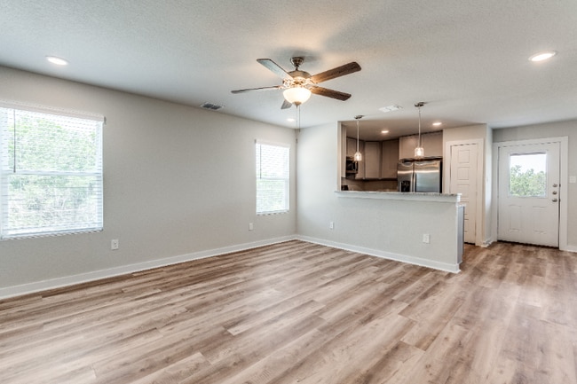 Photo - 721-733 Ryan Xing Apartamento Unidad 733