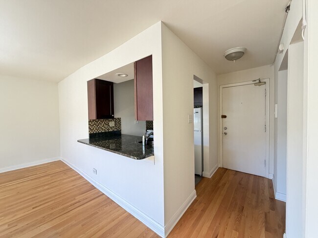 Photo - 3710 N Pine Grove Ave Unit 305