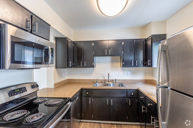 2BR, 1BA - 780SF
