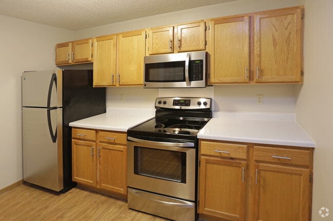 1BR, 1.3BA - 875 SF - Regency Park