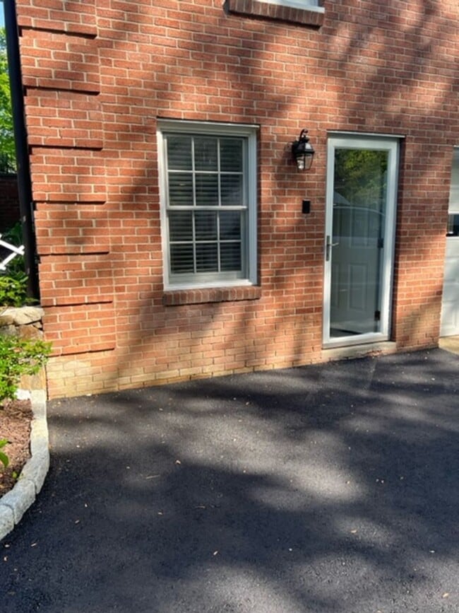 Building Photo - 63 Cranbury Rd Unit 1 Rental