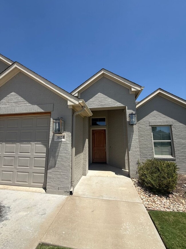 Building Photo - 1812 Brookhaven Dr Unit B