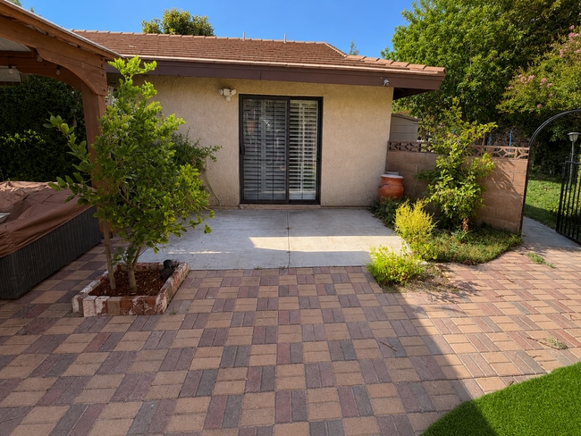 Patio trasero - Acceso al dormitorio principal - 458 Fantasy St