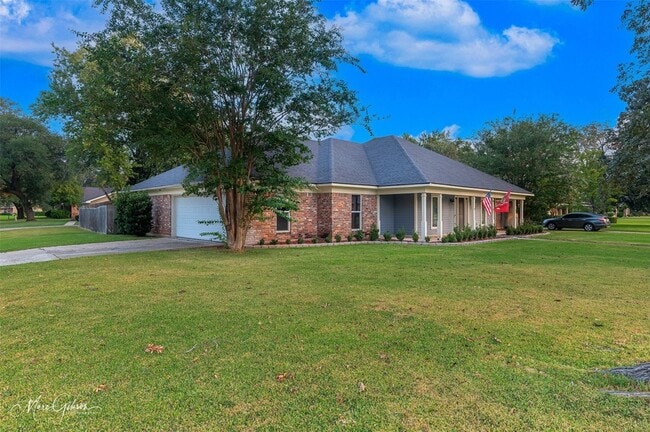 2201 Surrey Ln