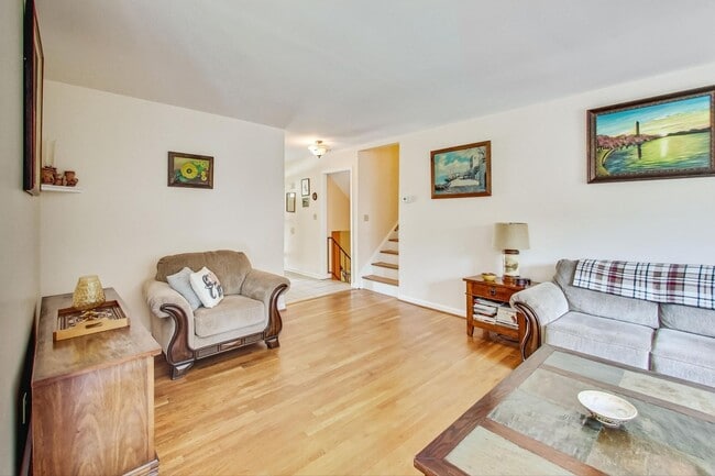 Photo - Nice SF 4bed+ 3 bath / close to Metro