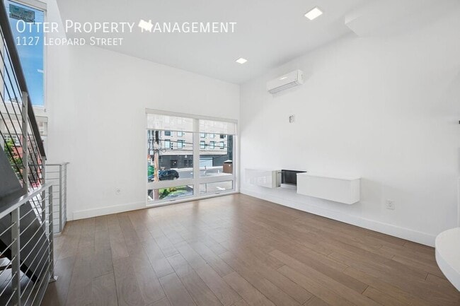 Photo - 1127 Leopard St