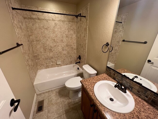 Photo - Beautiful 5 Bedroom Ranch Style Home in Fl...