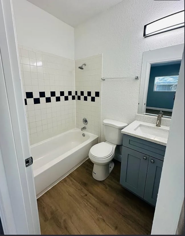 Photo - 2139 W St John St