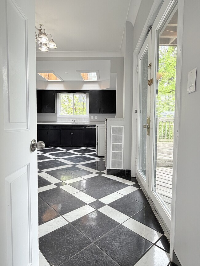 Photo - 257 Vidal St S