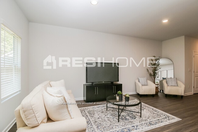 Photo - 432 Oakwood Dr NW