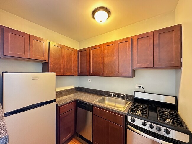 Photo - 823 W Diversey Pkwy Condo Unit 6Y