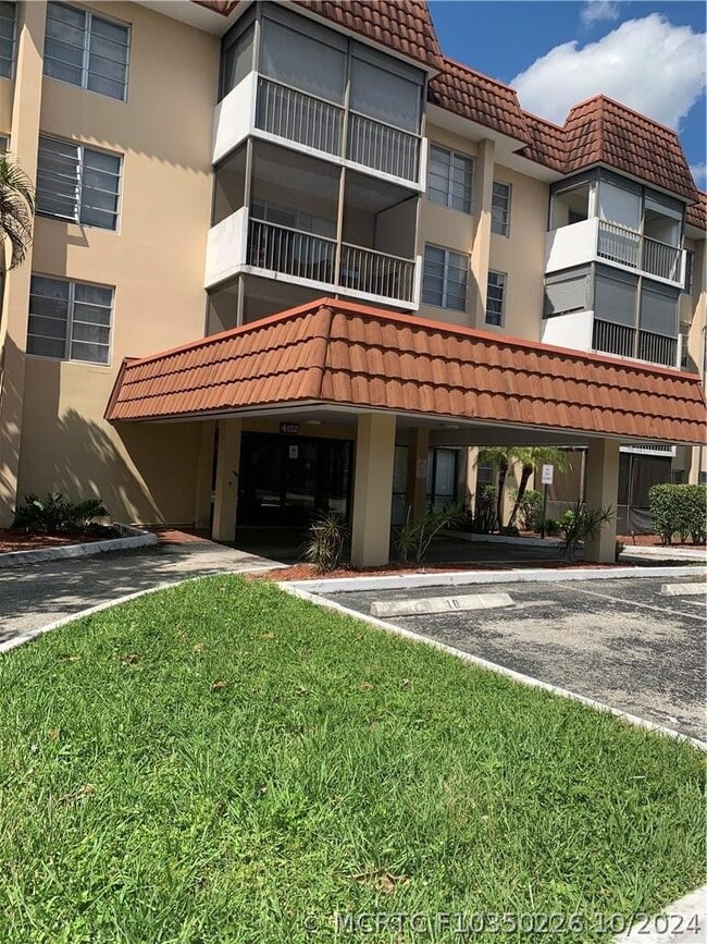 Building Photo - 4152 Inverrary Dr Unit 106