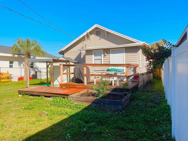 Photo - Charming bungalow 3/1 pet friendly blocks from Downtown St. Pete