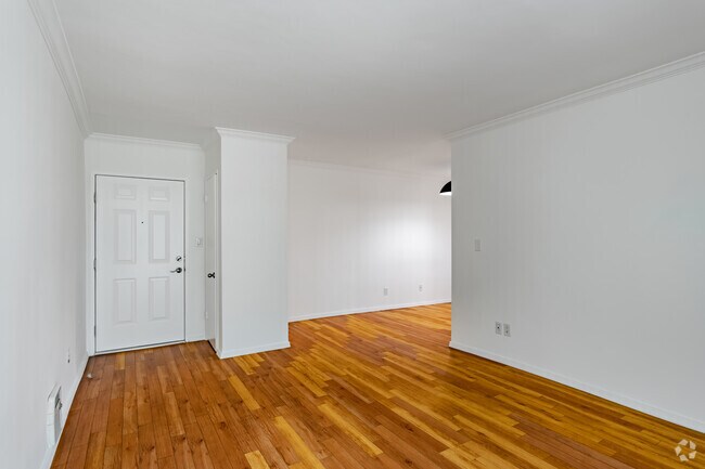 1BR, 1BA - 785 SF