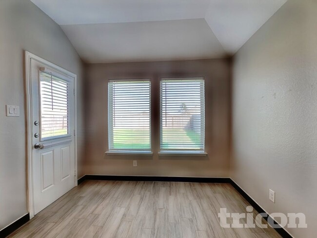 Photo - 8523 Aster Gln Wy