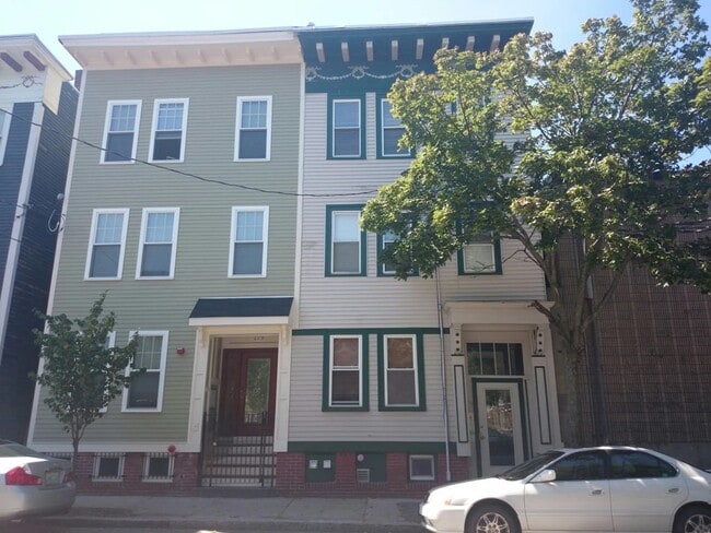 Building Photo - 177 W Fifth St Unit 3