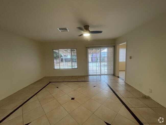 Building Photo - MOVE IN READY! Spacious & Charming 4-Bedro... Rental