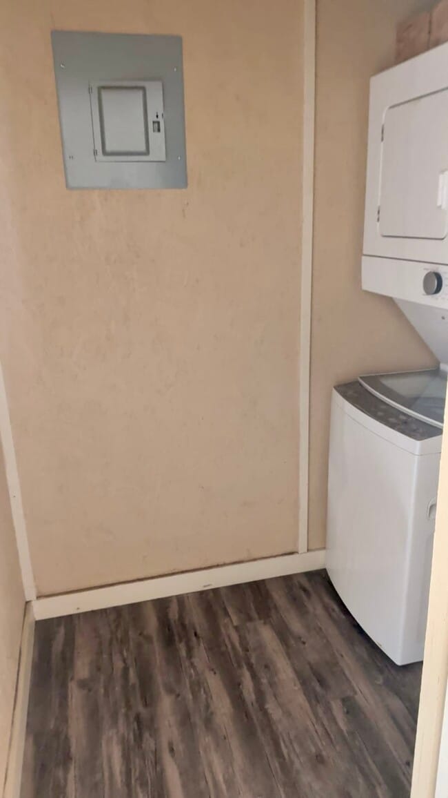 Photo - 401 N Clegg St