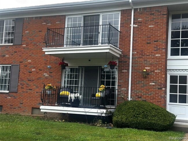Building Photo - 458 Fox Hills Dr S Unit A-8 Rental