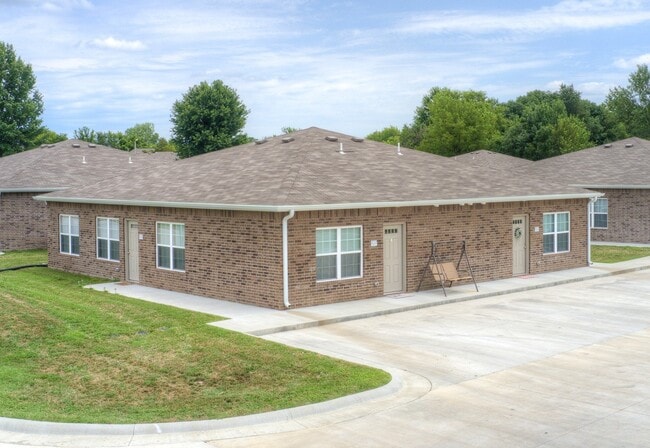 Building Photo - 400 E Elk St