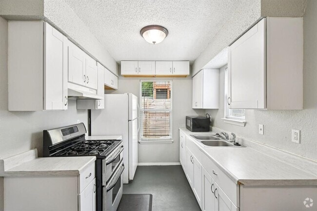 Building Photo - 8400 Sequoia Dr Rental