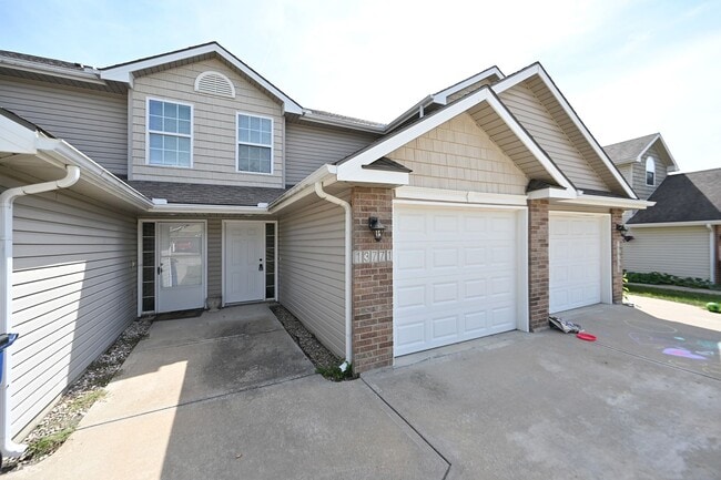 Photo - 2 bedroom, 2.5 baths townhouse with 1 car garage in Oak Valley Estates!