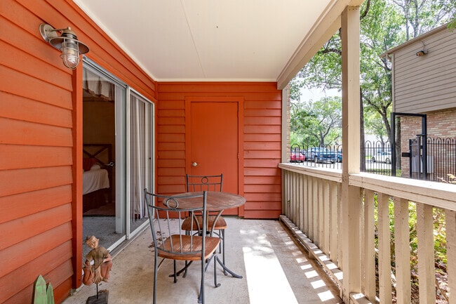 1BR, 1BA - 696SF - Patio