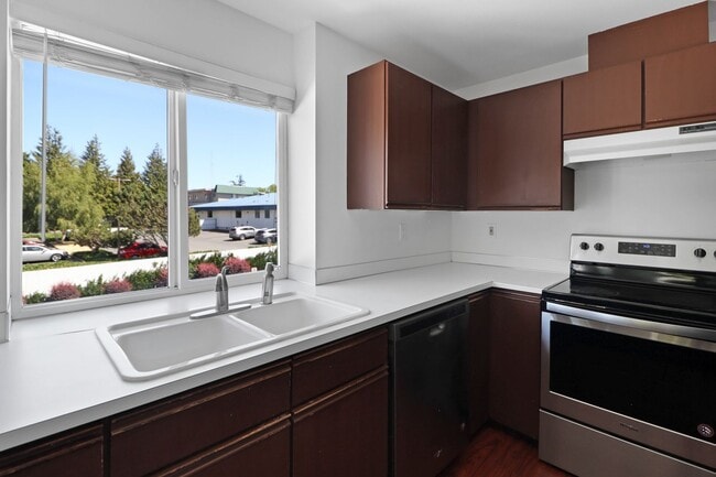 Photo - 2 Bed 2 Bath Condo - Assigned Parking - NAS Whidbey