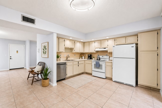 Photo - 5310 Las Verdes Cir Unit 106