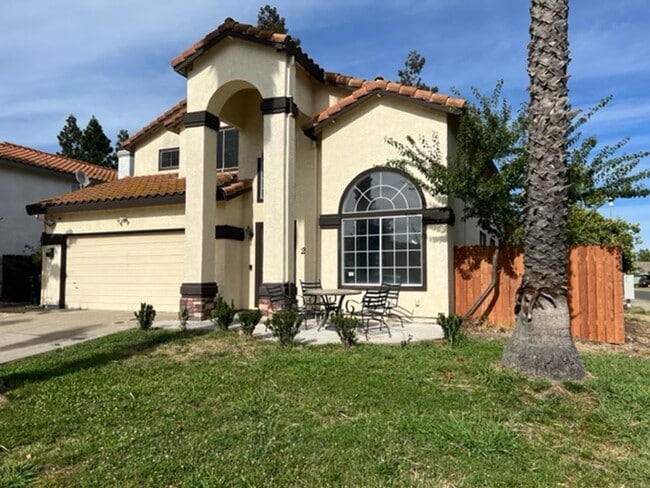 Building Photo - Spacious house in Elk Grove!