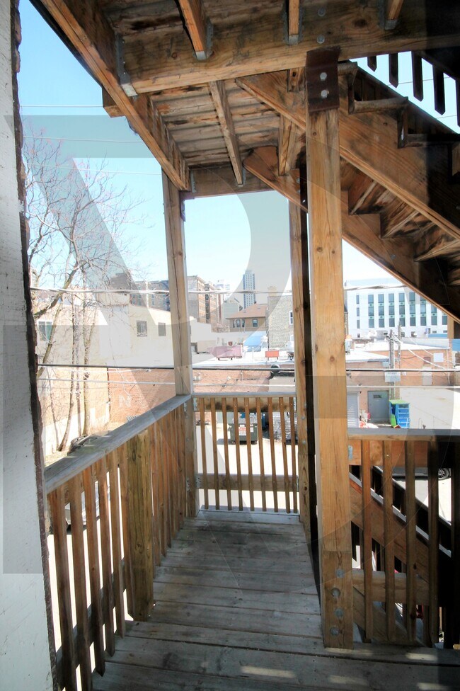 Photo - 634 W Barry Ave