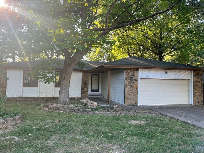 Spacious 4-Bedroom Home with Bonus Room - Spacious 4-Bedroom Home with Bonus Room