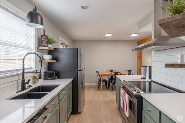 2BR, 2BA - 1,000SF (Furnished) - Kitchen