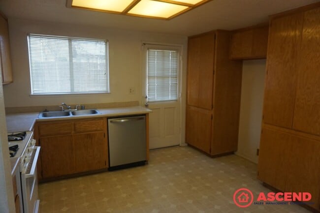 Photo - Charming 3 Bed, 2 Bath Home in SE Bakersfield
