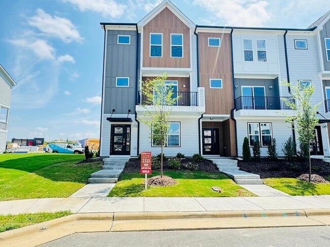 Building Photo - 4 bedroom End Unit Townhome in Wendell Fall
