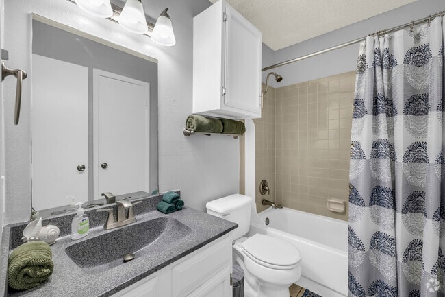 2BR, 2BA - 1100SF