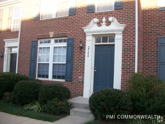 Building Photo - 3 Bed / 2.5 Bath Townhouse (Available 2/24...