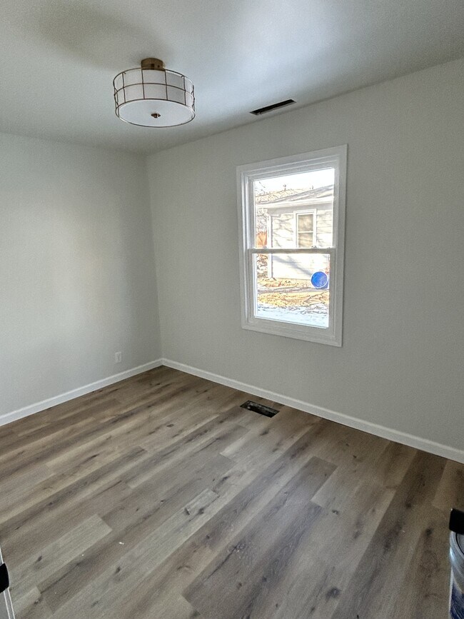 Photo - 609 N James St