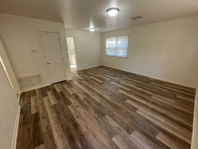 Photo - 1907 N Jeanette Ave