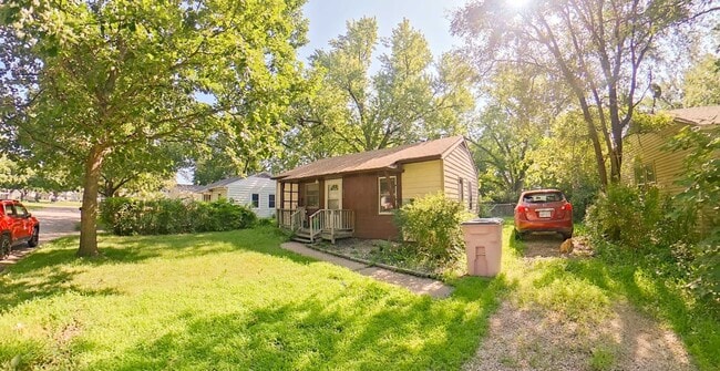 Building Photo - 3D Tour Available - Single-Family Home + Off-Street Parking + Washer & Dryer! Available October 3rd!