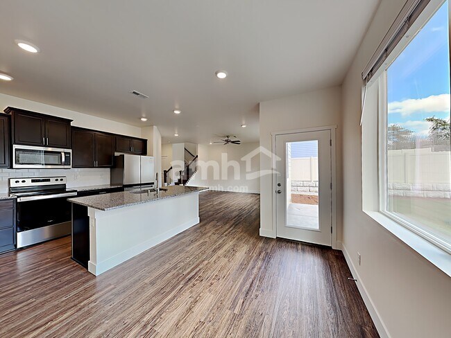 Photo - 1618 194th St E