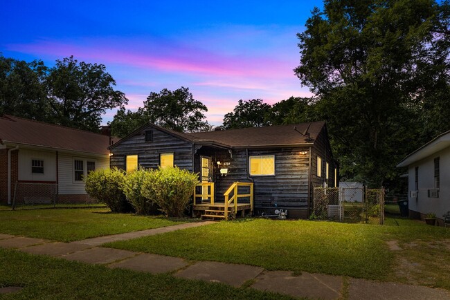 Charming 4 Bedroom 2 Bathroom Home - Charming 4 Bedroom 2 Bathroom Home