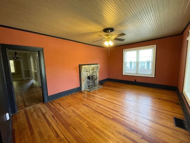 Photo - 4 bedroom 2 bathroom pet friendly house!