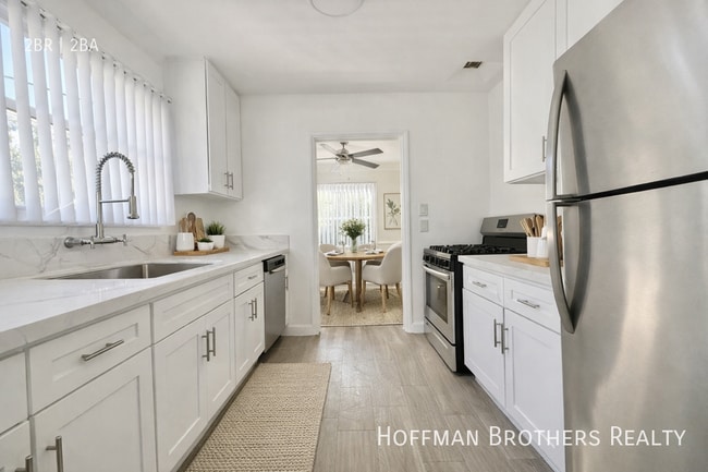 Building Photo - 5318 Radford Ave Unit 6