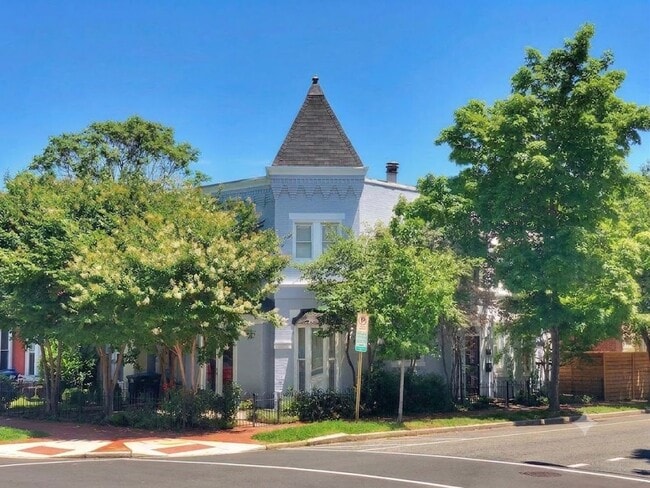 Building Photo - Capital Hill East Townhouse | 3 bd 2.5 bth | Two Patios | Hardwood Floors