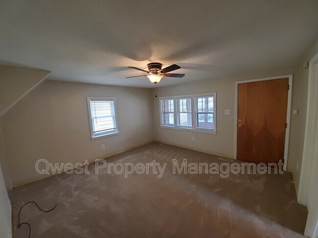 Photo - 784 Eleanor St NE