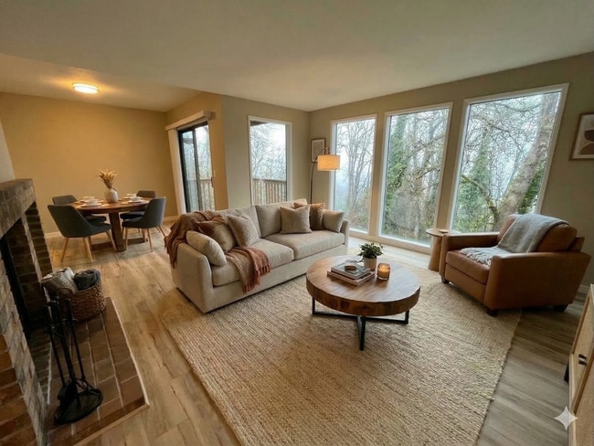 Building Photo - Spacious lower unit in refurbished duplex