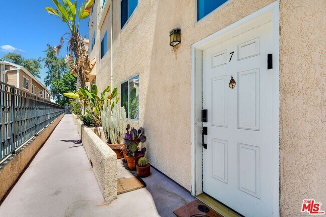 10924 Bloomfield St Unidad 7