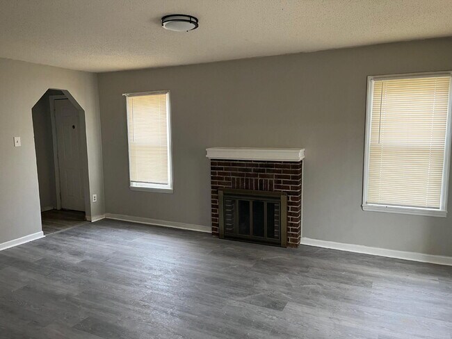 Photo - "Charming 3-Bed, 1 bath Retreat with Beautiful Floors on Laura Avenue!"