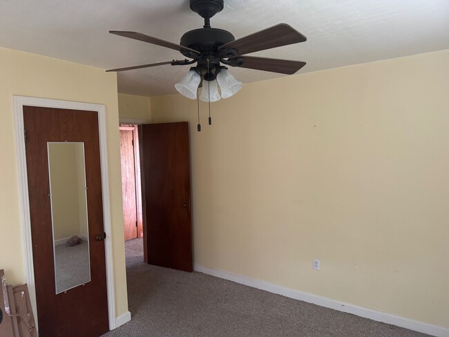 Photo - 409 Cemetery St